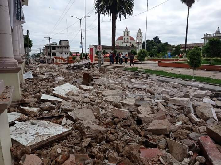 Colapsa techo y fachada de presidencia municipal de Hueyapan