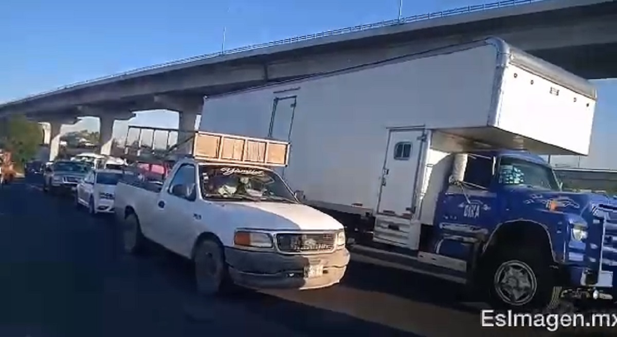 Tráiler genera caos en la Puebla-Orizaba