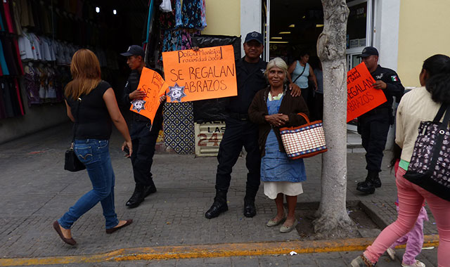 Policías de Tehuacán salen a las calles… pero a regalar abrazos