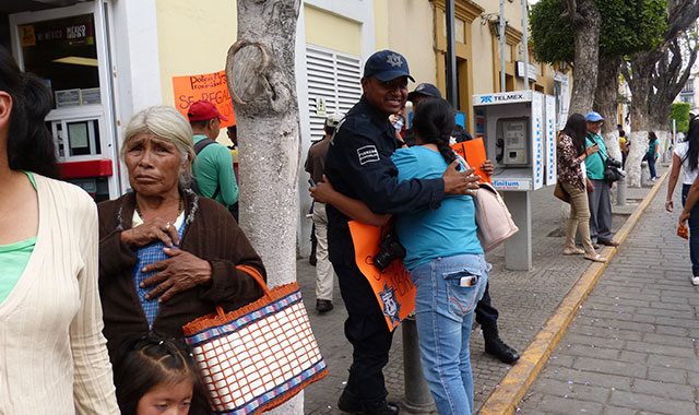 Policías de Tehuacán salen a las calles… pero a regalar abrazos