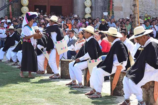 Ante cientos de visitantes, coronan a la Reina del Huipil en Cuetzalan