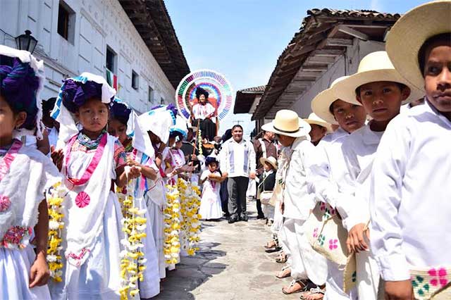 Ante cientos de visitantes, coronan a la Reina del Huipil en Cuetzalan