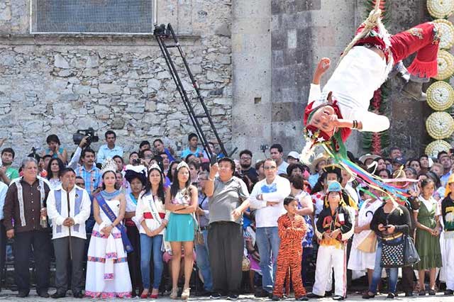 Ante cientos de visitantes, coronan a la Reina del Huipil en Cuetzalan
