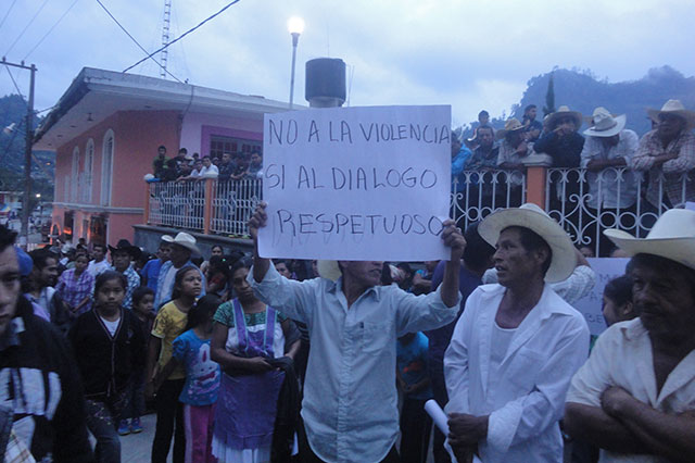 Cierre de calle alienta primera protesta en 30 años en Huitzilan