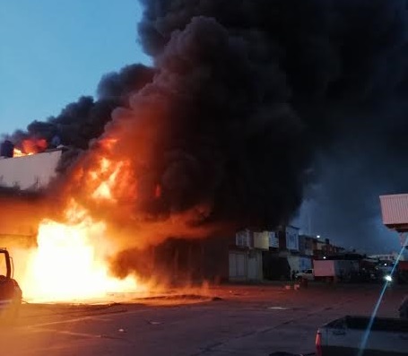 VIDEO Incendio consume bodegas de la Central de Abastos de Huixcolotla