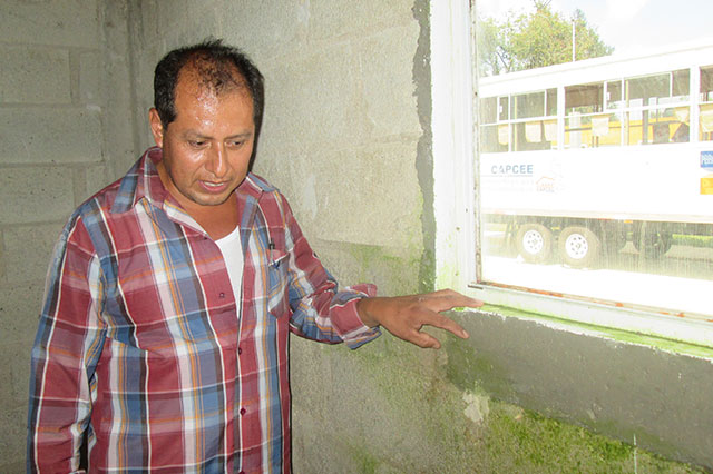 Acusan que Rosario Robles inauguró casas de mala calidad