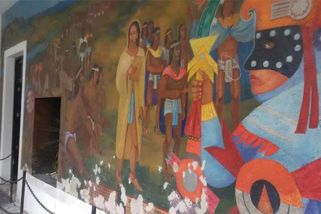 Humedad daña mural en la alcaldía de San Pedro Cholula