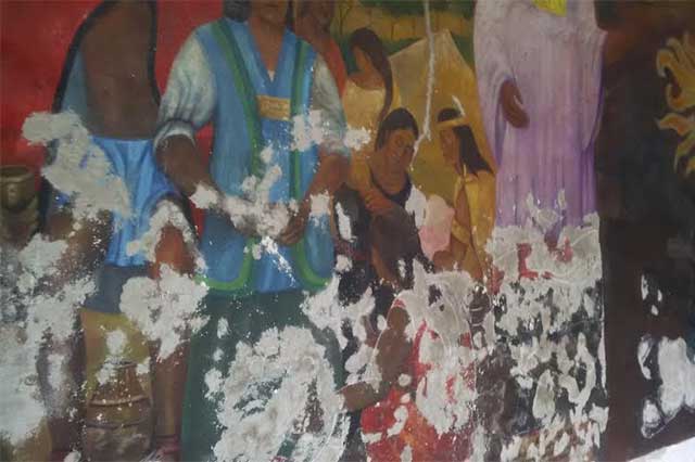 Humedad daña mural en la alcaldía de San Pedro Cholula