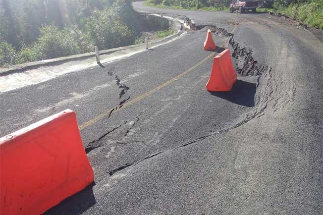 Se hunde carretera rehabilitada por la SCT en Sierra Norte de Puebla