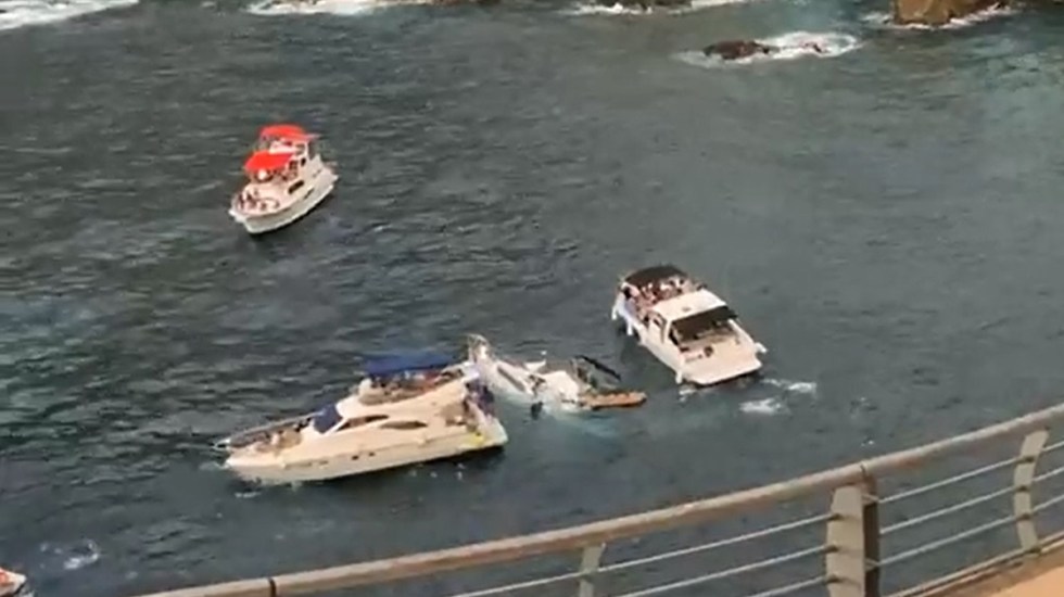 VIDEO Yate se hunde en Acapulco frente los turistas