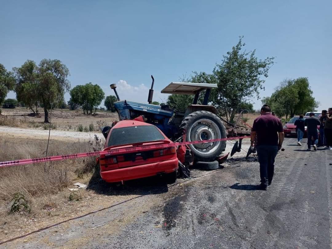 Muere dos hombres al chocar su auto contra un tractor en Santo Tomás Hueyotlipan
