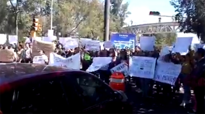 Estudiantes Ibero se suman a protestas y bloquean el bulevar del Niño Poblano