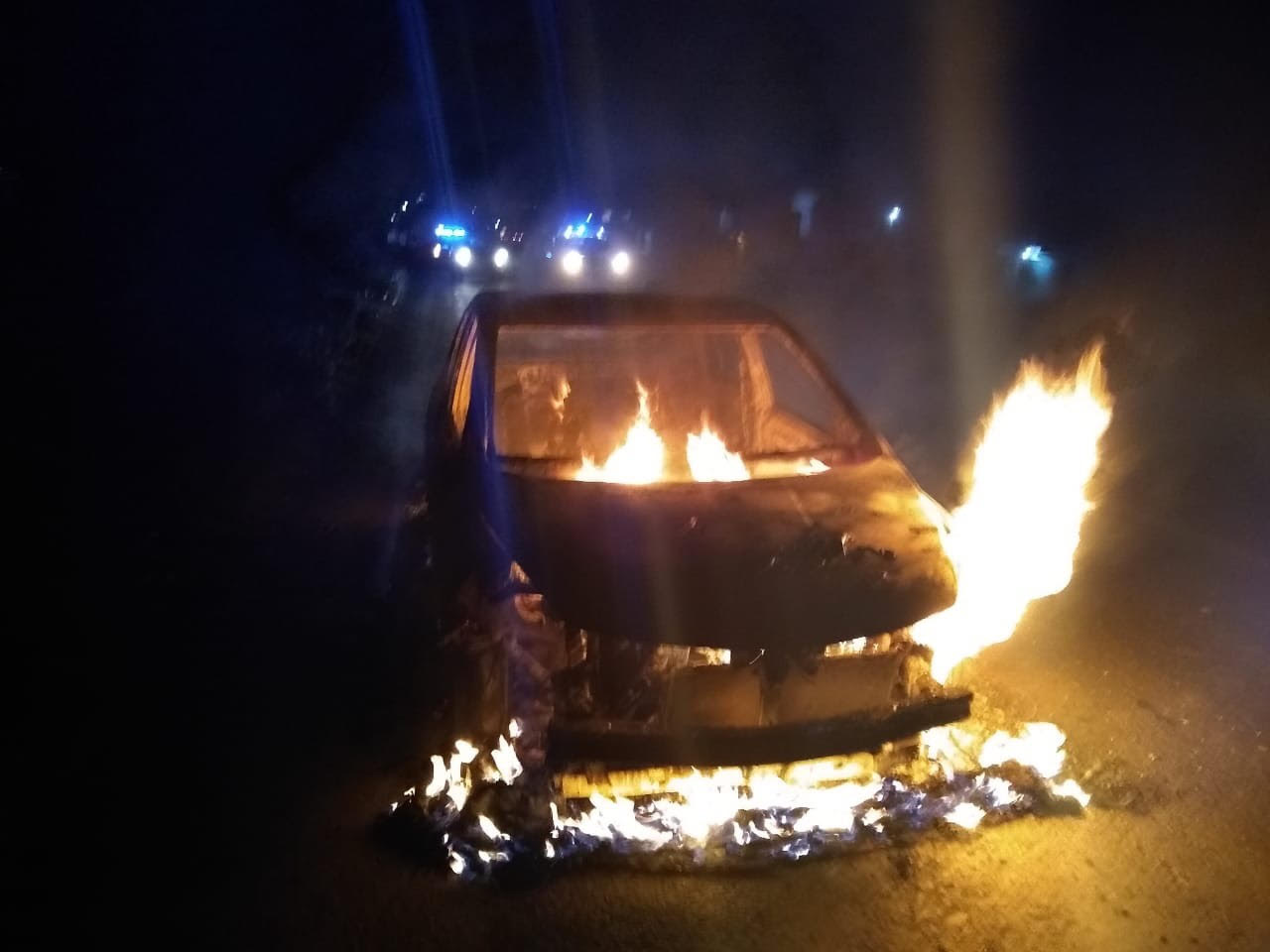 Se incendia vehículo sobre federal a Tehuacán