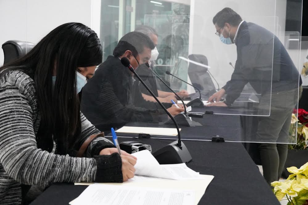IEE firma convenio con 27 municipios para plebiscitos