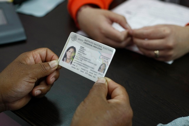 Exhorta INE a poblanos a recoger su credencial para votar
