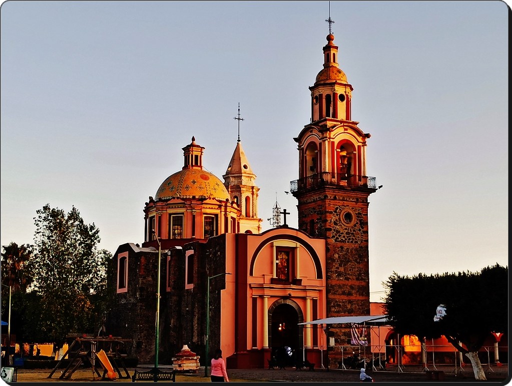 Hallan cadáver en el atrio de la iglesia de Tecámac en Cholula