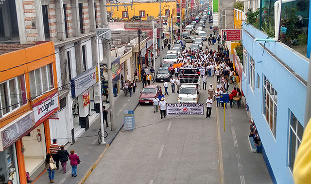 Marchan en Texmelucan contra inseguridad; el alcalde evita la protesta