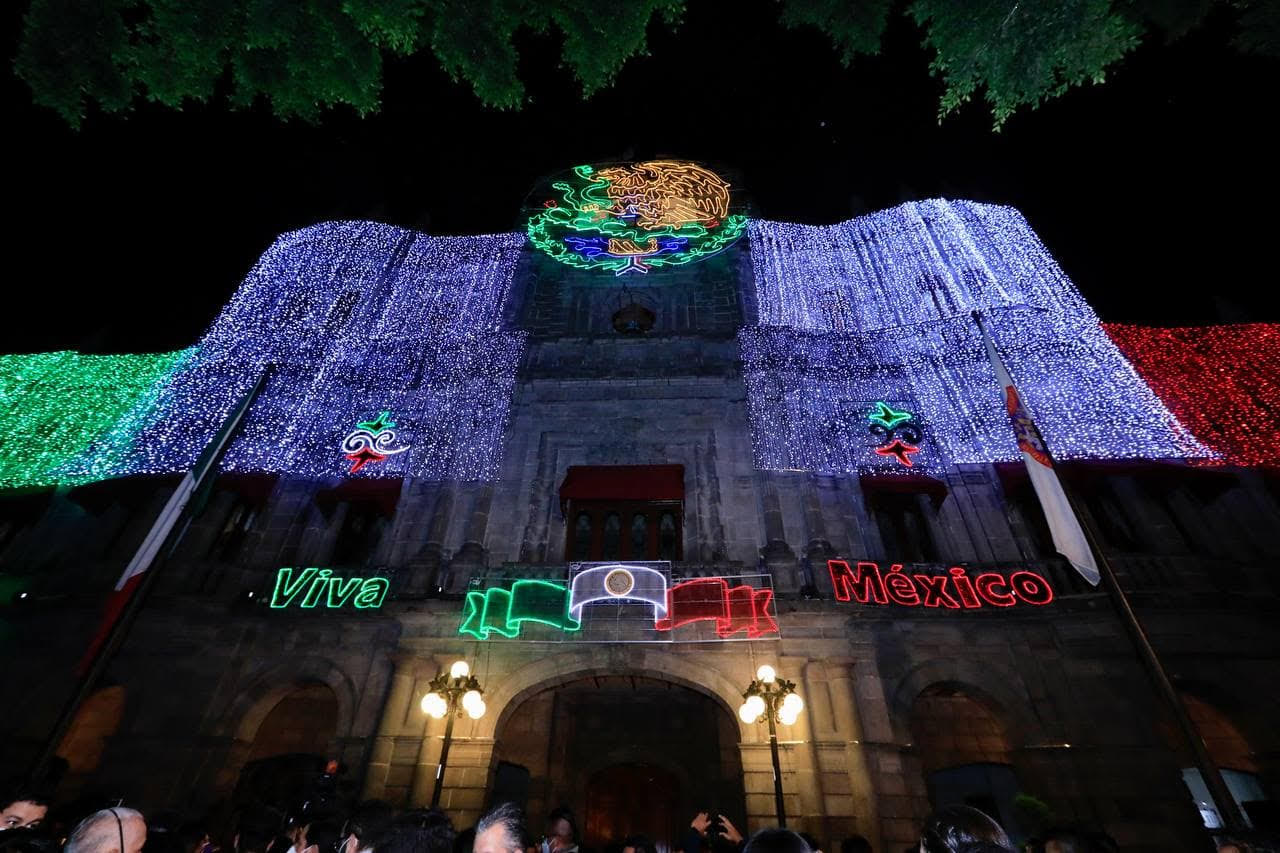Así luce la iluminación de las fiestas patrias en Puebla