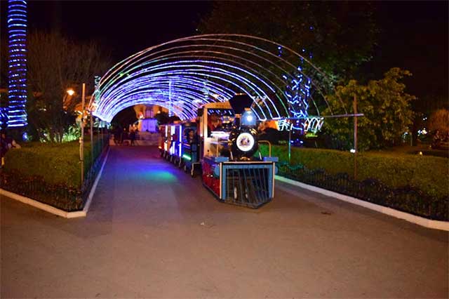 Inauguran iluminación navideña del zócalo de Tlatlauquitepec