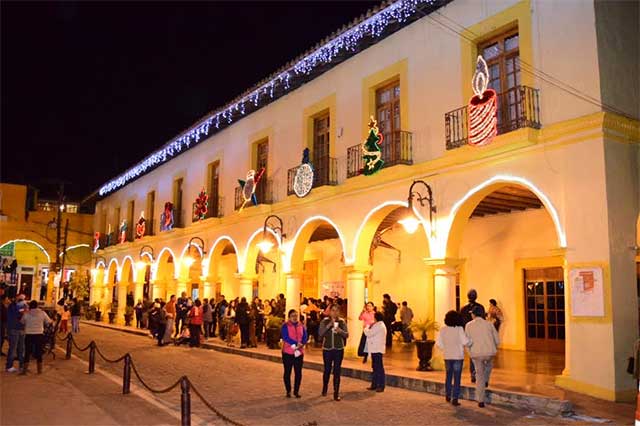 Inauguran iluminación navideña del zócalo de Tlatlauquitepec
