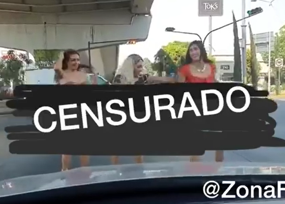 VIDEO Mujeres se desvisten en la Calzada Zaragoza y se hacen virales