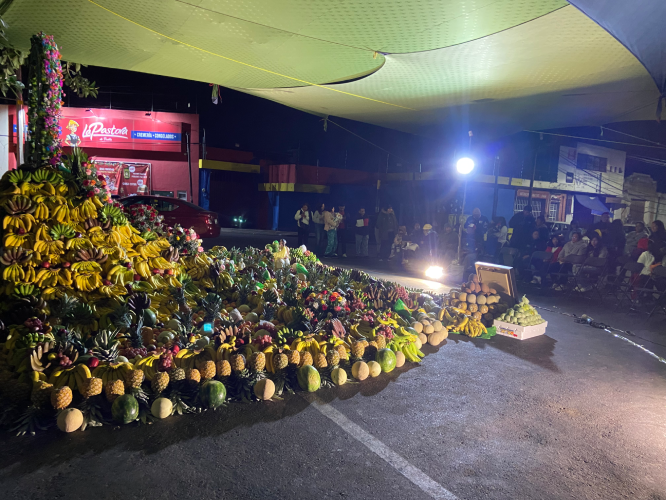 Como hace 29 años, Margarita cumple con mega ofrenda de frutas en Atlixco en honor de la Virgen