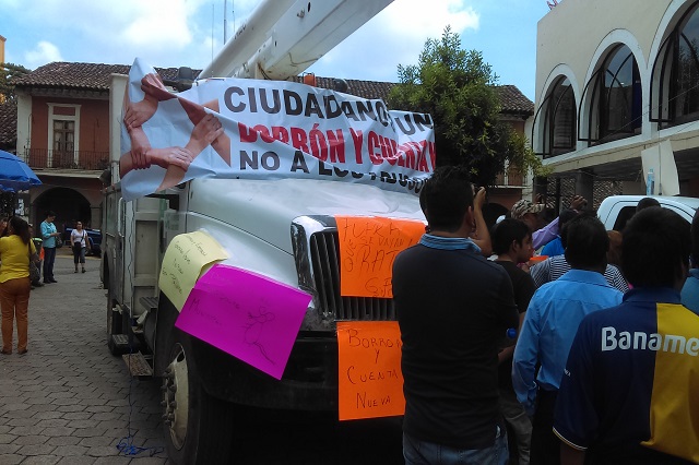 Desbloquean calles pero instalan plantón contra CFE en Huauchinango