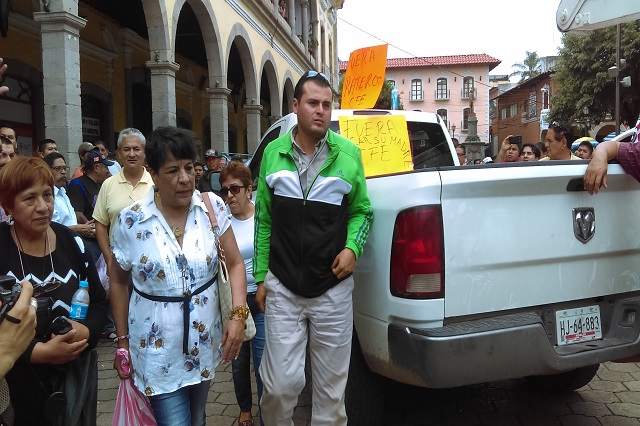 Desbloquean calles pero instalan plantón contra CFE en Huauchinango