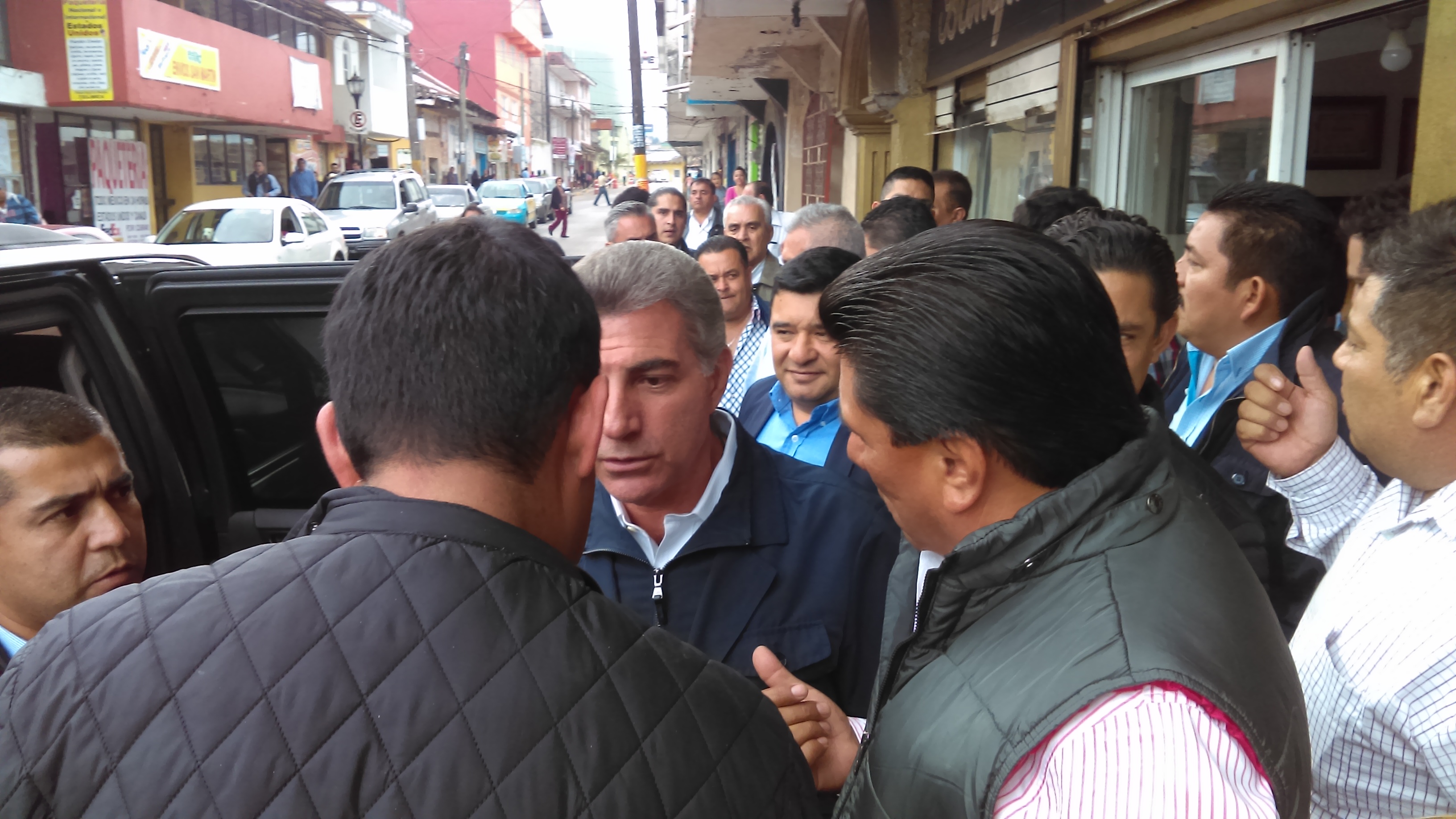 En privado, Gali se reúne con alcaldes y deudores de energía en Huauchinango