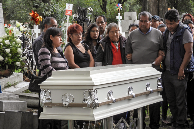 Familia y amigos sepultan a Mariana, asesinada en un asalto