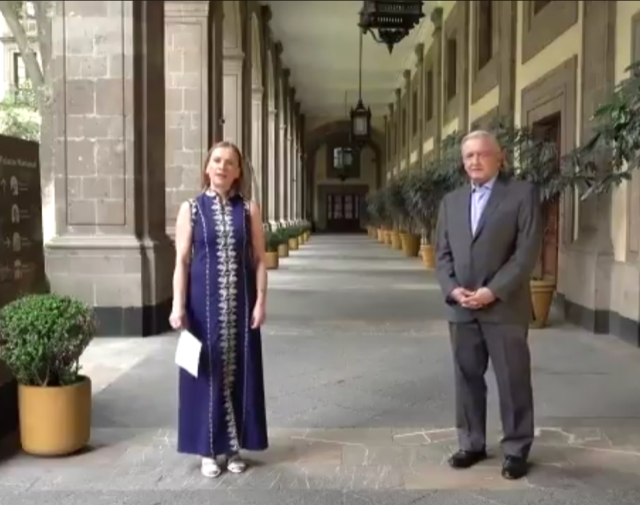 VIDEO AMLO dedica a mamás mexicanas canción Amor Eterno