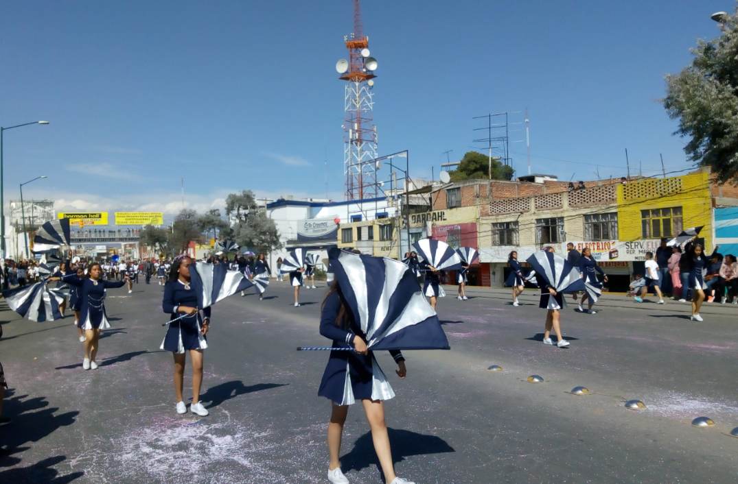 Atraso y desorden vial durante desfile en Texmelucan