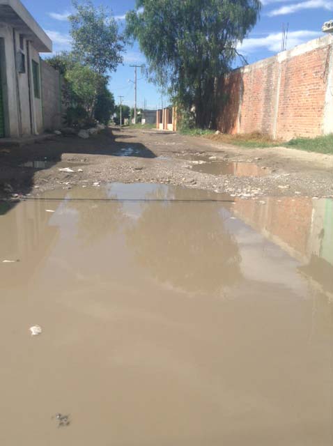 Exigen en Tepeaca apoyos para escuela de Guadalupe Calderón