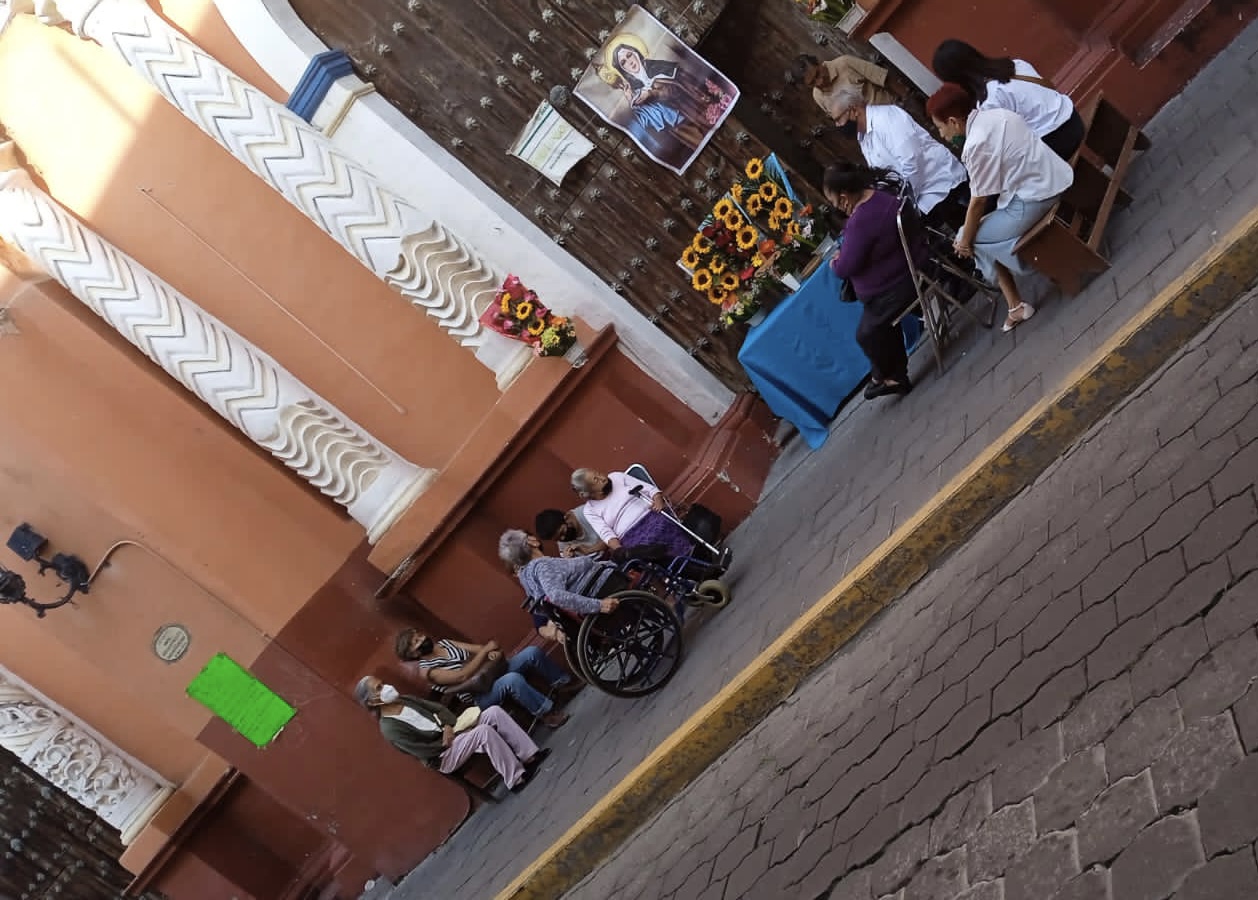 Para no perder la tradición y la fe, feligreses de Atlixco rezan en la calle