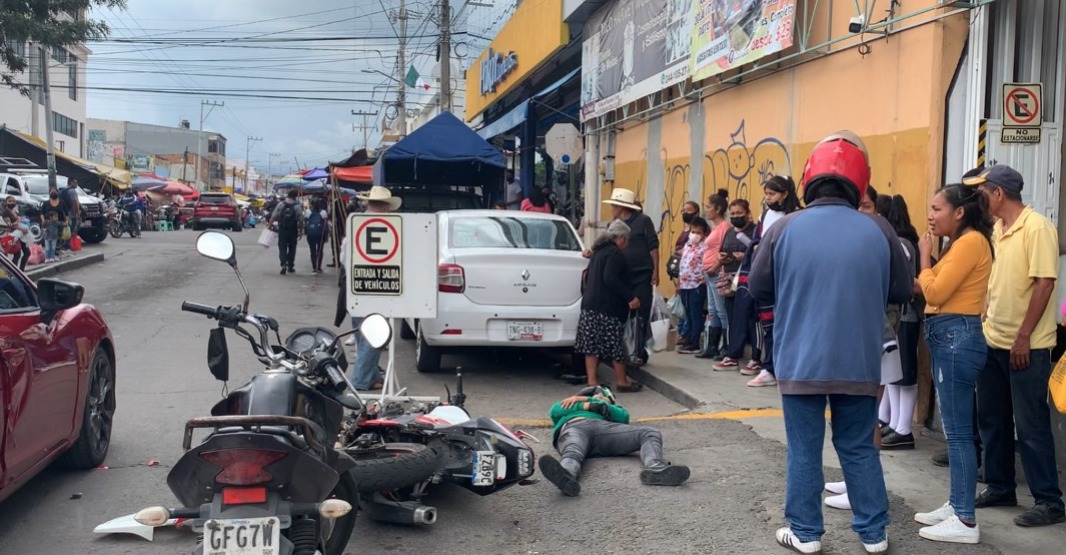 Por intentar rebasar de forma incorrecta motociclista se rompió el brazo en Atlixco