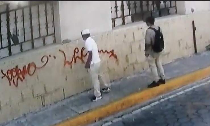 Captan a chavos grafiteando el centro histórico de Atlixco