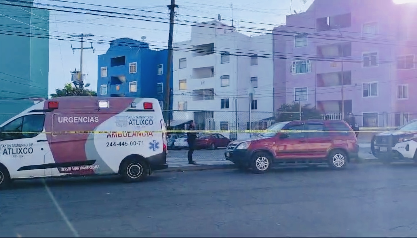 En Atlixco muere en vía pública conductor de camioneta privada