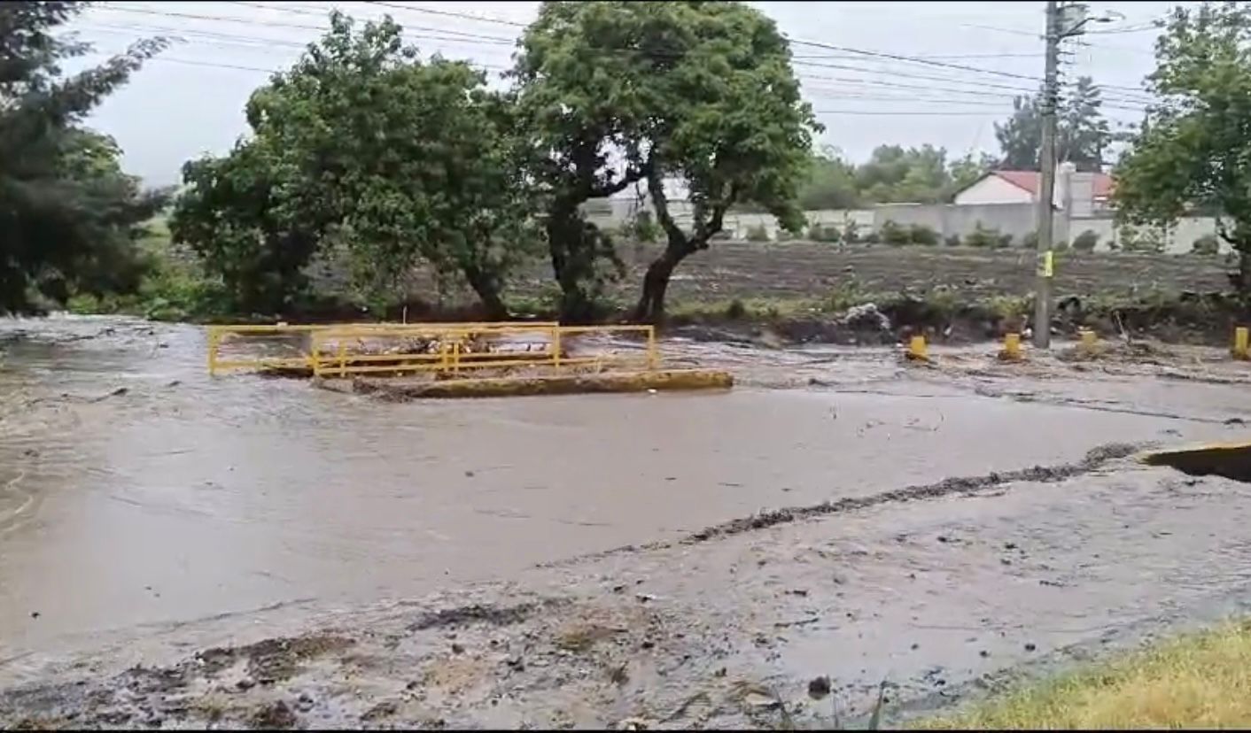 Lluvias en Atlixco bloquean caminos rurales