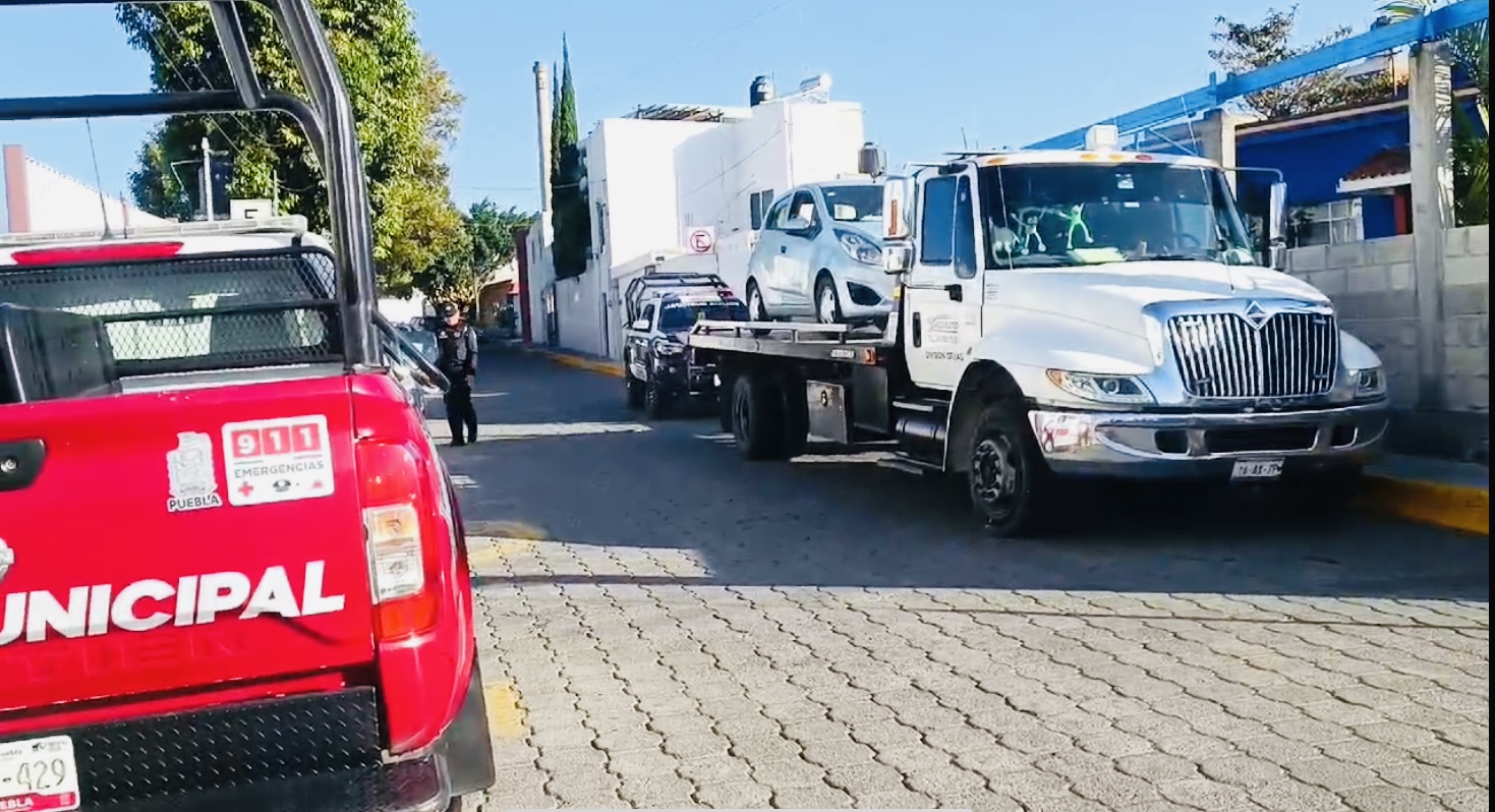 Detienen a tres roba coches tras corretearlos por Atlixco