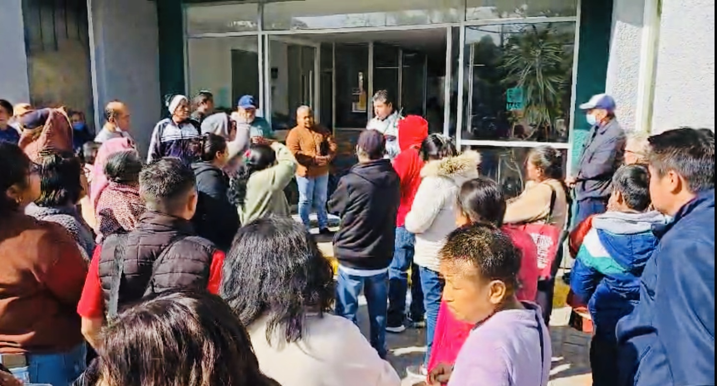 Derechohabientes del IMSS Metepec se manifiestan por despido de personal