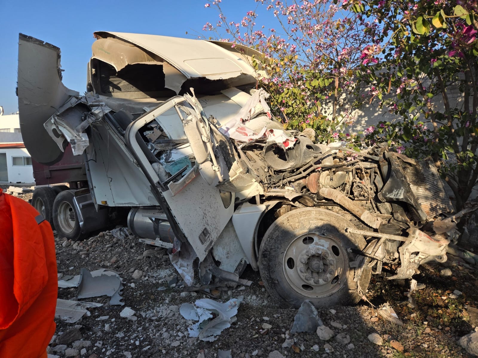 Chofer se queda dormido y destroza su tractocamión en la vía Atlixcáyotl