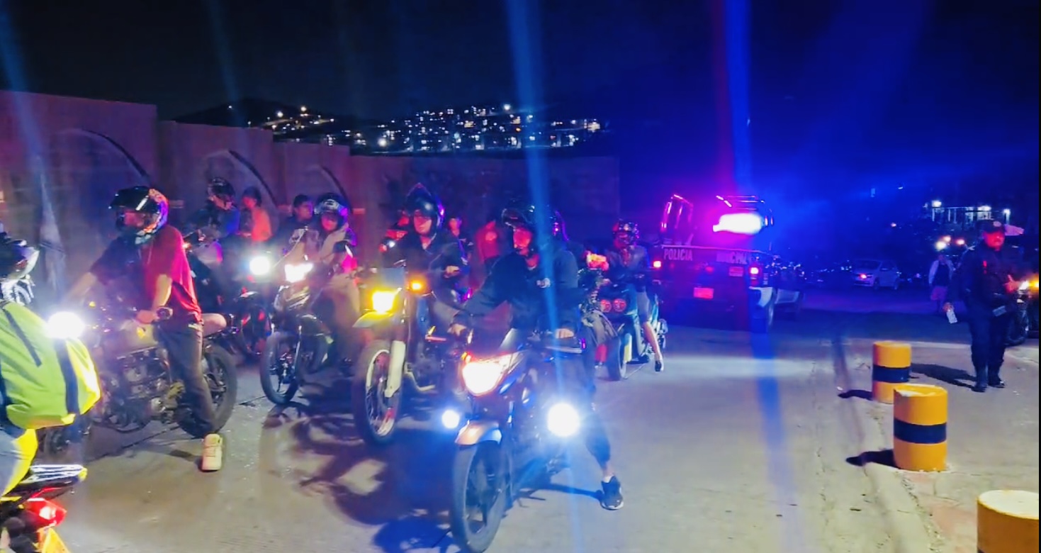 Vecinos de Casas GEO en Tianguismanalco cierran acceso a su fraccionamiento