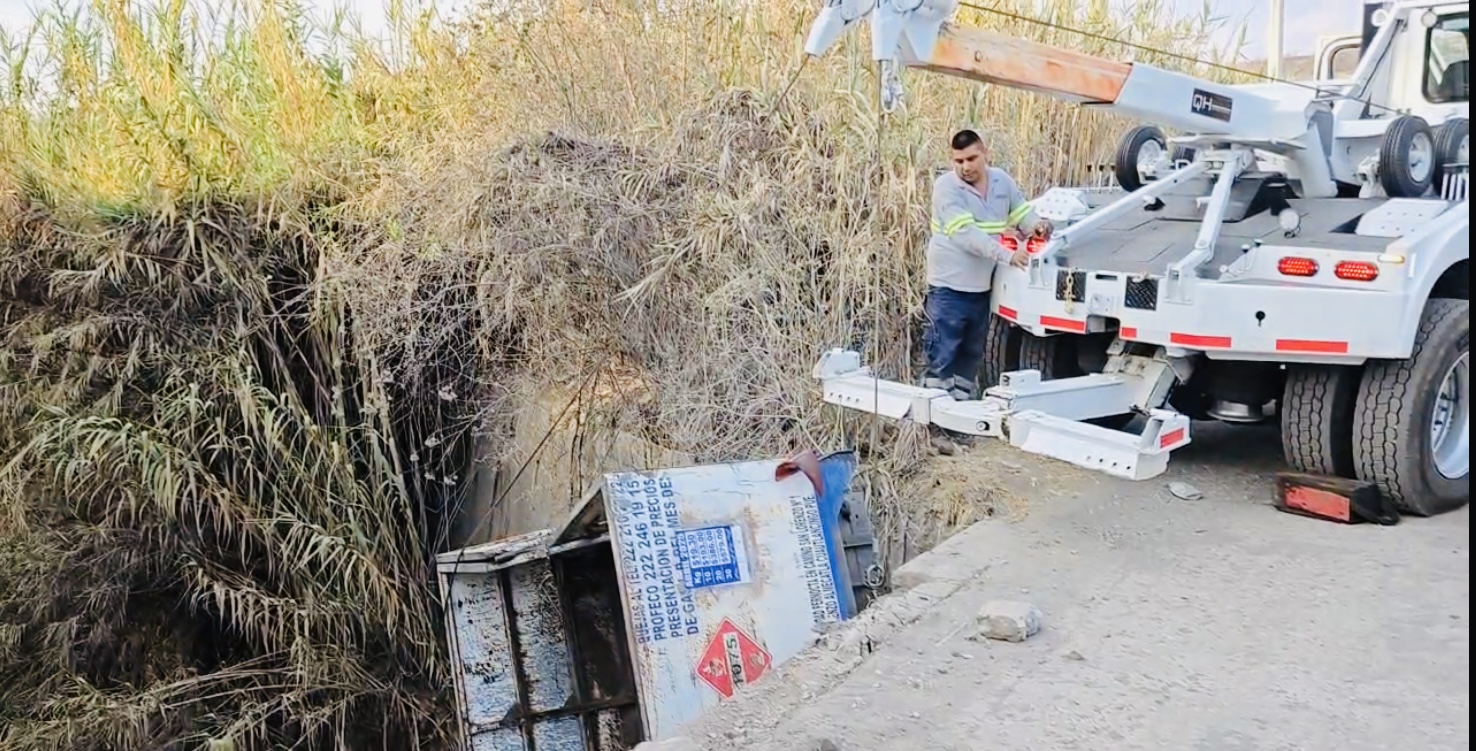 Camioneta de empresa Gas Uno termina en barranca