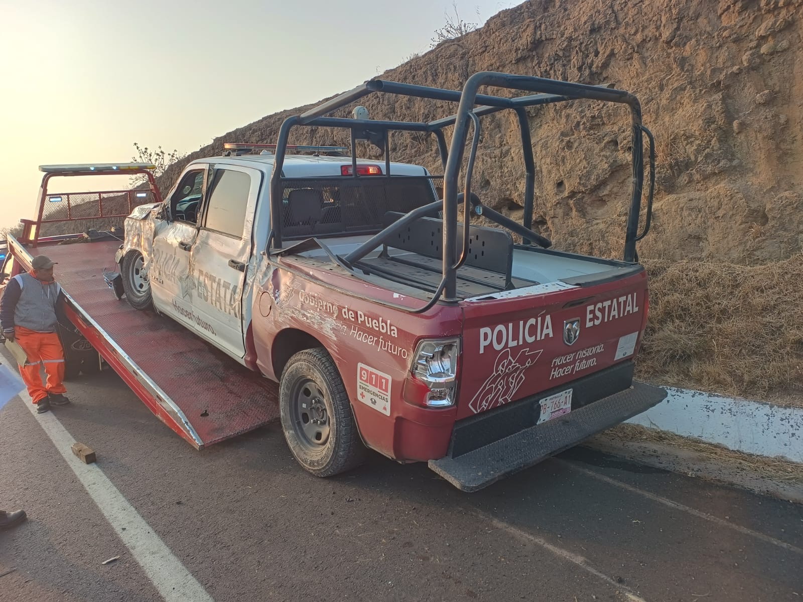 Trailero impacta patrulla en la vía Atlixcáyotl y huye