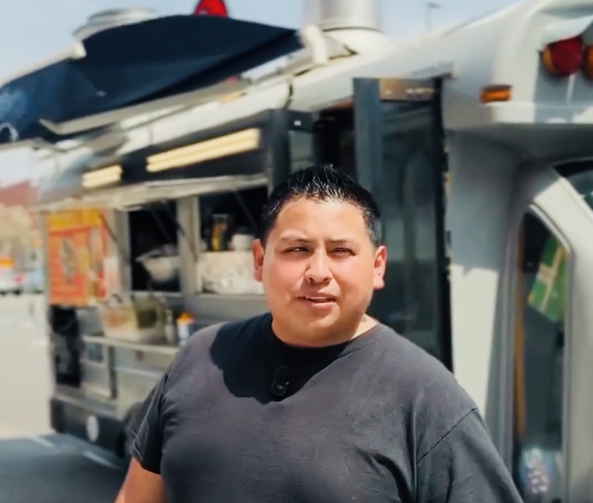 Joven de Atlixco se vuelve viral: vende carnitas en calles de Nueva York