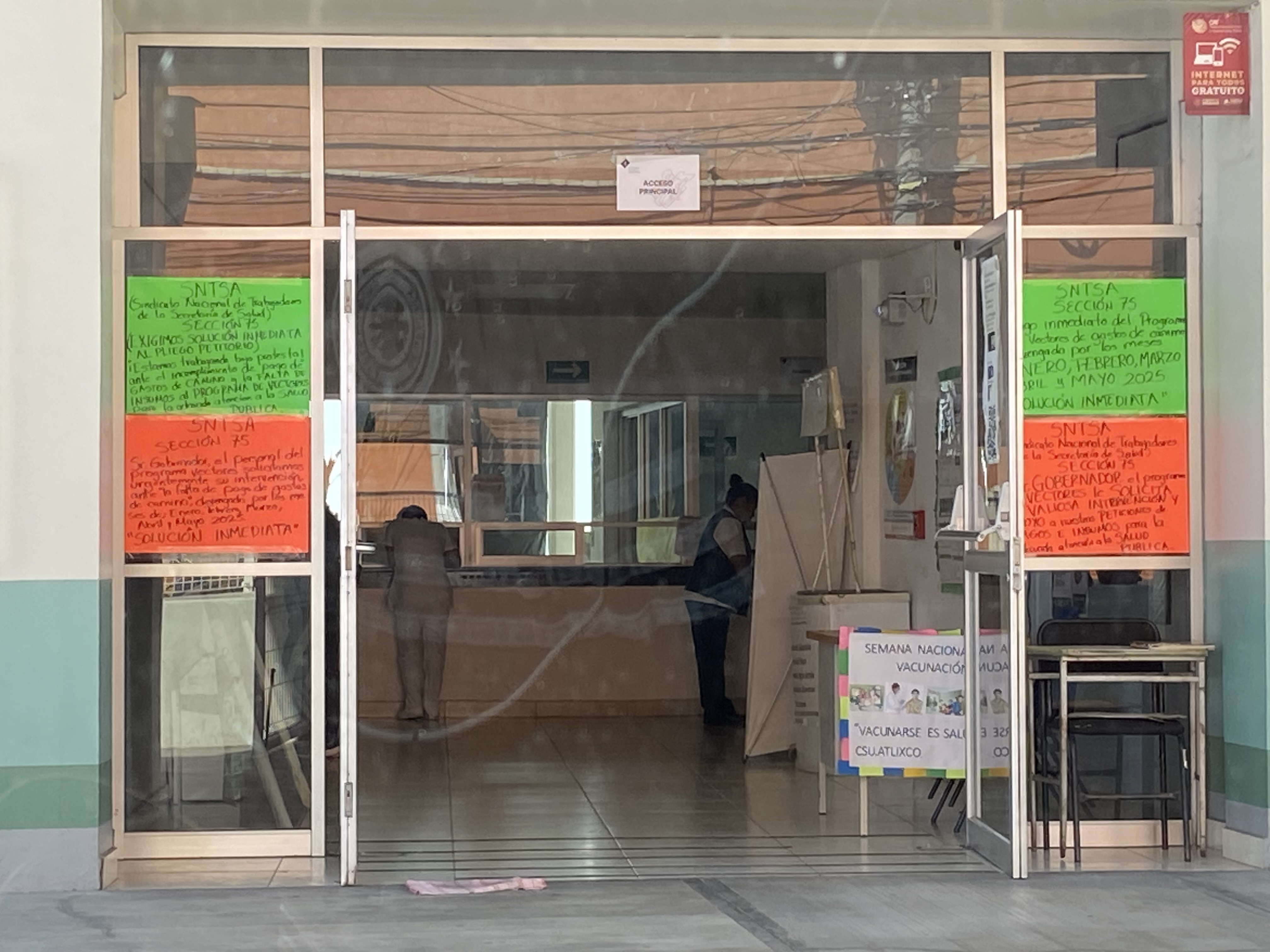 Trabajadores de vectores protestan en Atlixco por 5 meses sin salario