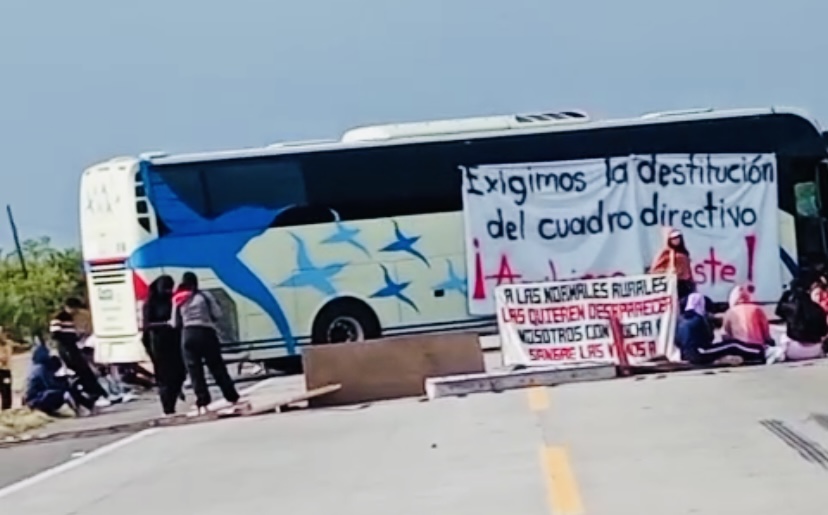 Bloquean autopista Siglo XXI estudiantes de la Normal de Amilcingo