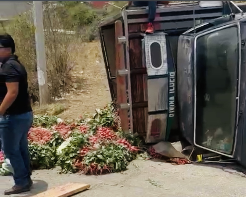 Camioneta cargada con rábanos se vuelca entre Santa Isabel Cholula y Tecuanipan