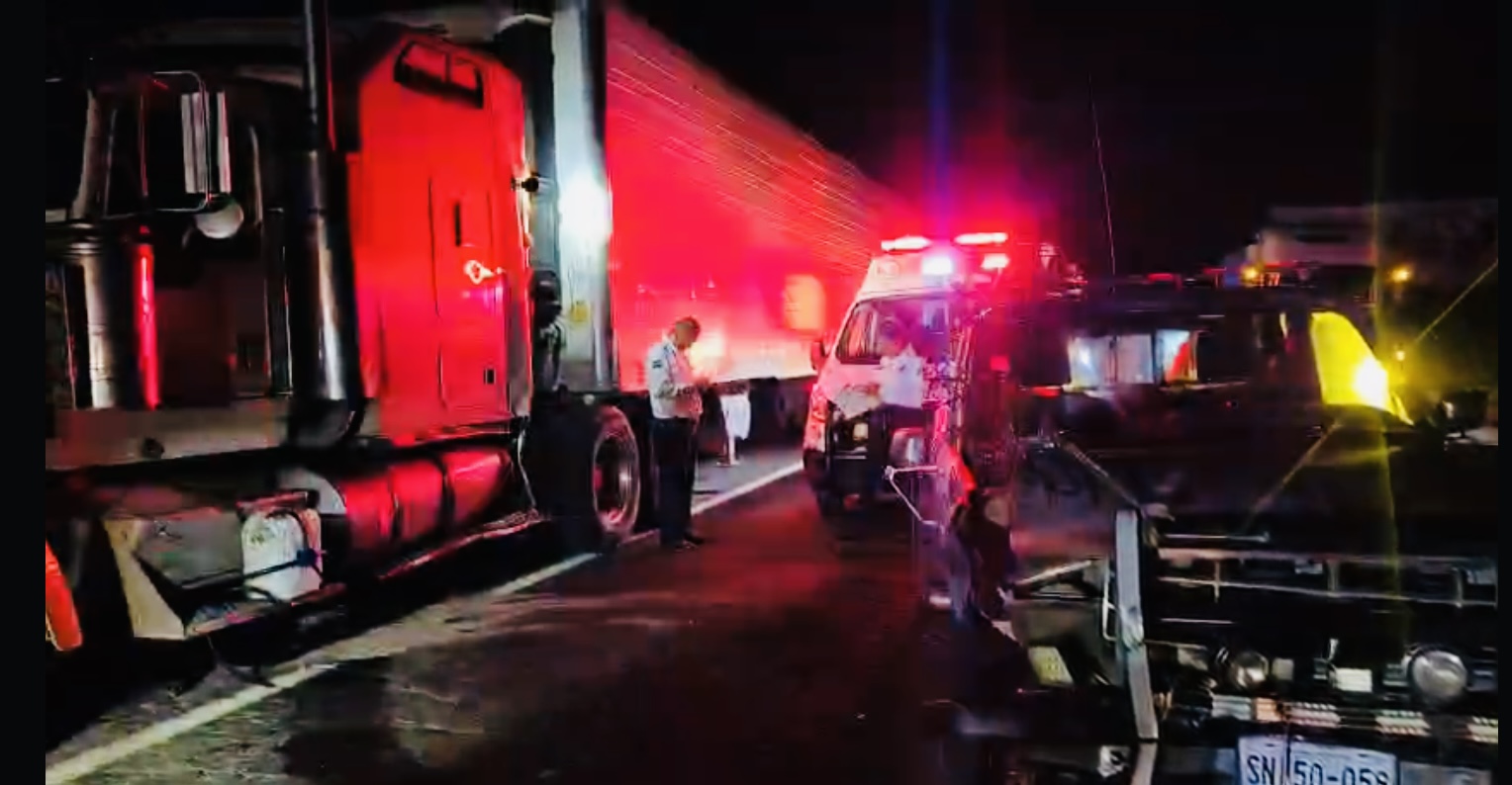 Choque entre tráiler y camioneta en la Siglo XXI deja un lesionado