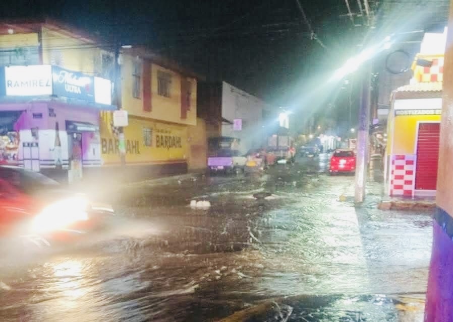 Fuertes lluvias en Atlixco arrastran vehículo en zona céntrica